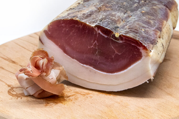 Filetto Lardellato Salume Pugliese 2 Salume Filetto Lard.su tagliere
